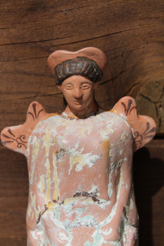 Tanagra sitzend mit Haube, handbemalt, Terrakotta, 15,9 cm, 8,8 cm breit